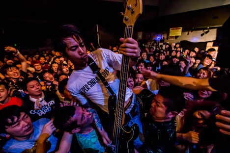 フロアにダイブしたKeisaku “Sit” Matsu-ura（Vo, B）。（Photo by Takashi "TAKA" Konuma）