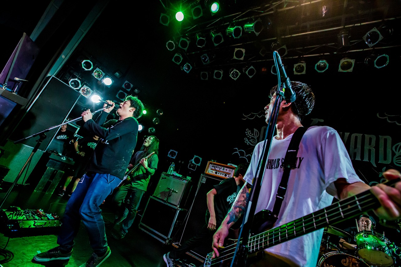 ライブ中ステージに乱入する笠原健太郎（Northern19）。（Photo by Takashi "TAKA" Konuma）