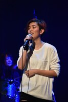 「ひずみ」を歌うHARUHI。