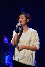 「ひずみ」を歌うHARUHI。