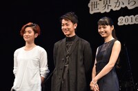 左からHARUHI、佐藤健、宮崎あおい。