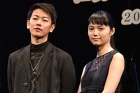 佐藤健と宮崎あおい。