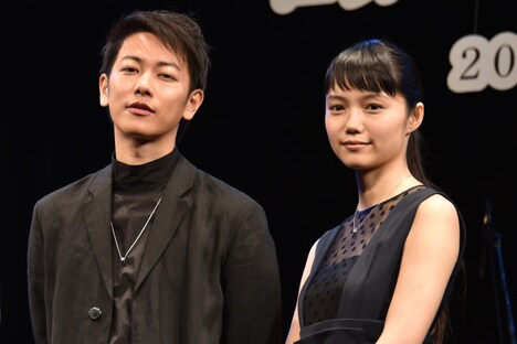 佐藤健と宮崎あおい。