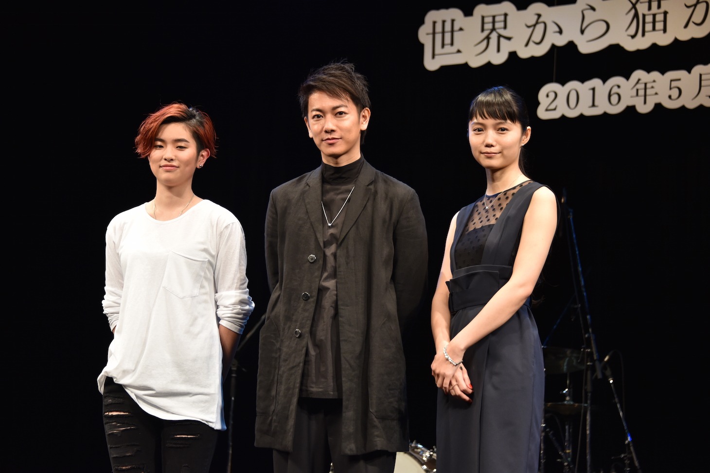「世界から猫が消えたなら」イベント試写会の様子。左からHARUHI、佐藤健、宮崎あおい。
