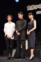 左からHARUHI、佐藤健、宮崎あおい。