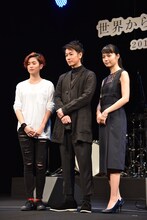 左からHARUHI、佐藤健、宮崎あおい。