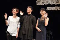 カメラに向かって手を振るHARUHI、佐藤健、宮崎あおい。