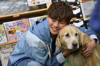 ゴールデンレトリバーのライラとふれあうカイ。