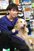 ゴールデンレトリバーのライラとふれあうリョウガ。