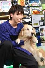 ゴールデンレトリバーのライラとふれあうリョウガ。