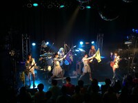 「オレオさんの婚活ツアー'16春 ～新しい出会いを求めて～」札幌公演の様子。（提供：ビクターエンタテインメント）