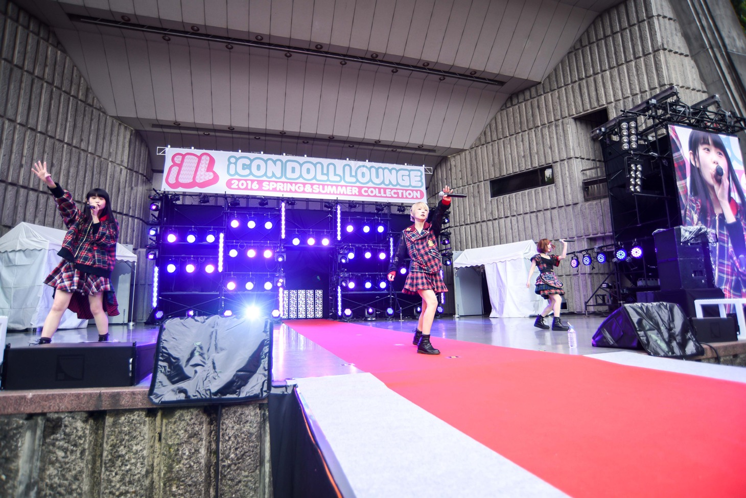 プティパ-petit pas!-によるライブの様子。