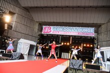 ベイビーレイズJAPANによるライブの様子。