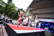 ベイビーレイズJAPANによるライブの様子。