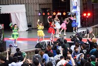 乙女新党によるライブの様子。