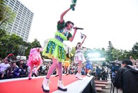 乙女新党によるライブの様子。