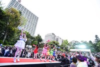 乙女新党によるライブの様子。