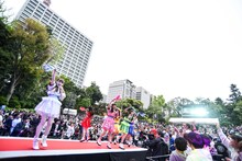 乙女新党によるライブの様子。