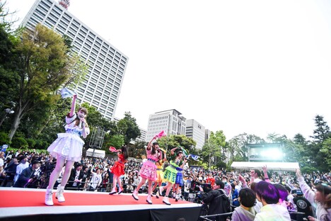 乙女新党によるライブの様子。