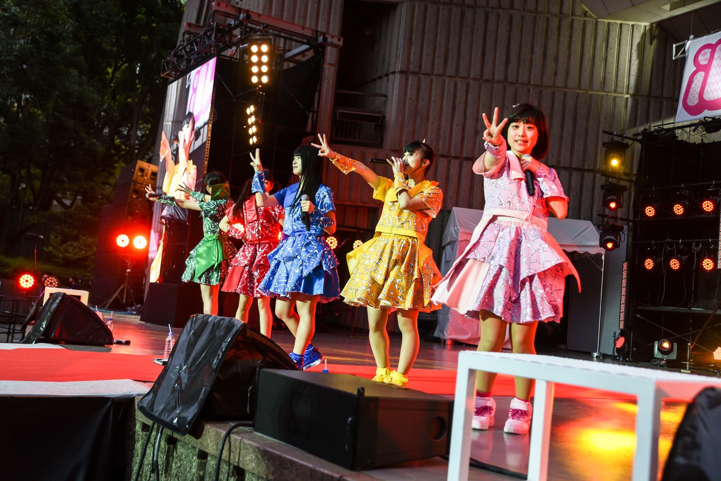 神宿によるライブの様子。