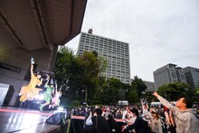 神宿によるライブの様子。