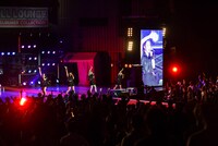 PassCodeによるライブの様子。