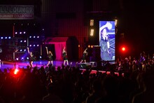 PassCodeによるライブの様子。