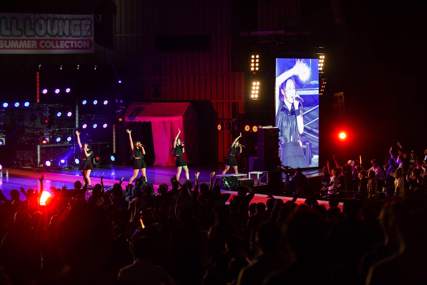 PassCodeによるライブの様子。