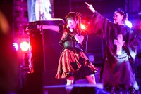 椎名ぴかりんによるライブの様子。