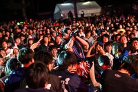 椎名ぴかりんによるライブの様子。