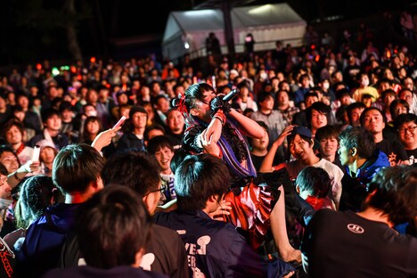 椎名ぴかりんによるライブの様子。