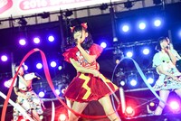 でんぱ組.incによるライブの様子。