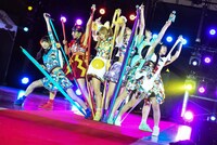 でんぱ組.incによるライブの様子。