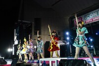 でんぱ組.incによるライブの様子。