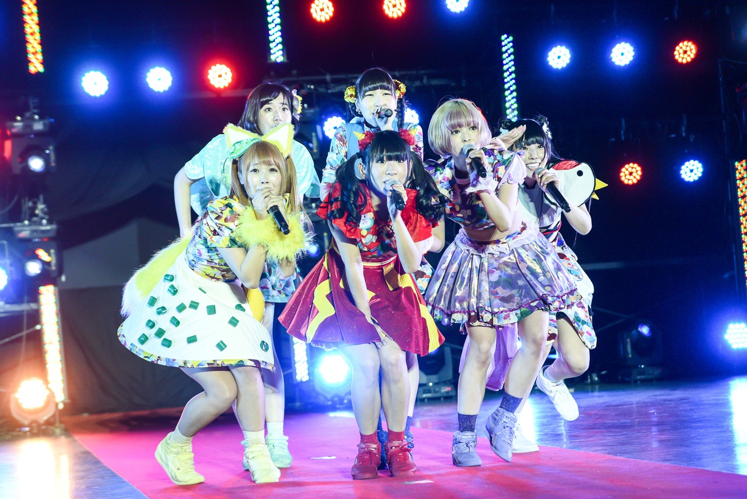 でんぱ組.incによるライブの様子。
