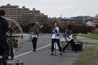 黒猫チェルシー「青のララバイ」MV撮影時の様子。