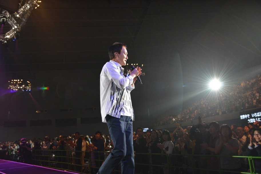 「明治安田生命Presents『KAZUMASA ODA TOUR2016 君住む街へ』」静岡・エコパアリーナ公演の様子。（撮影：菊地英二）