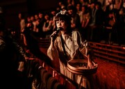 客席にガリをばらまく吉澤嘉代子。（撮影：鳥居洋介）