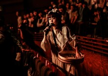 客席にガリをばらまく吉澤嘉代子。（撮影：鳥居洋介）