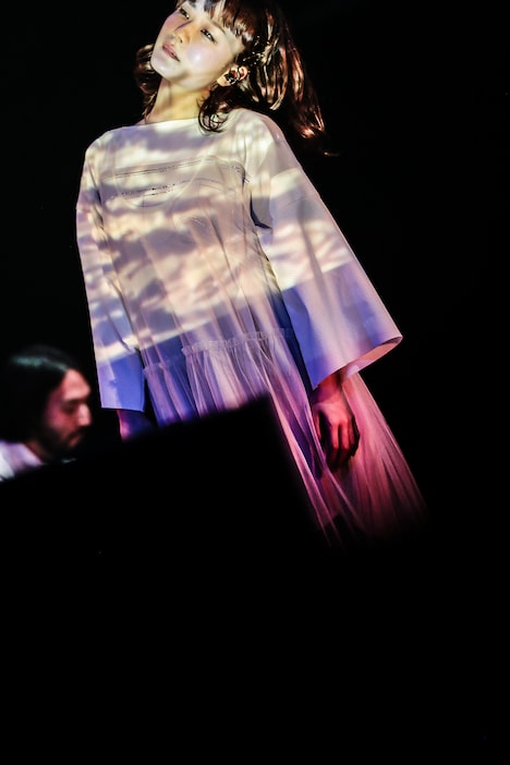 「吉澤嘉代子 絶景ツアー “夢をみているのよ”」最終公演の様子。(撮影:鳥居洋介)