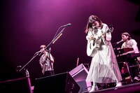 「吉澤嘉代子 絶景ツアー “夢をみているのよ”」最終公演の様子。（撮影：鳥居洋介）