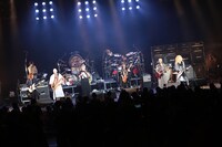 筋肉少女帯人間椅子のライブの様子。（撮影：柴田恵理）