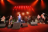 筋肉少女帯人間椅子のライブの様子。（撮影：柴田恵理）