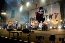 Base Ball Bearと石毛輝（lovefilm、the telephones）（右）。（撮影：緒車寿一）