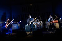 Base Ball Bearとフルカワユタカ（右）。（撮影：緒車寿一）