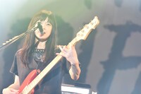 関根史織（B, Cho）（撮影：緒車寿一）