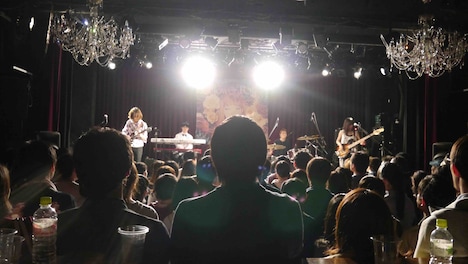 YURiCa/花たん「YURiCa/花たんの食べましょう歌いましょう、食べましょうツアー」大阪・Shangri-La公演の様子。（写真提供：サブカライズレコード）