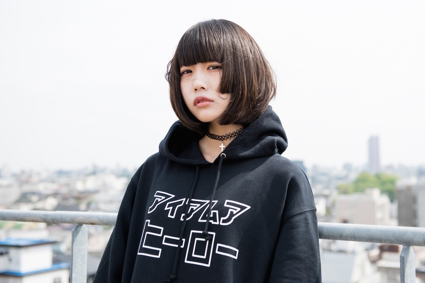 「アイアムアヒーロー『アイアムアヒーロー』パーカー」を着用したあの。