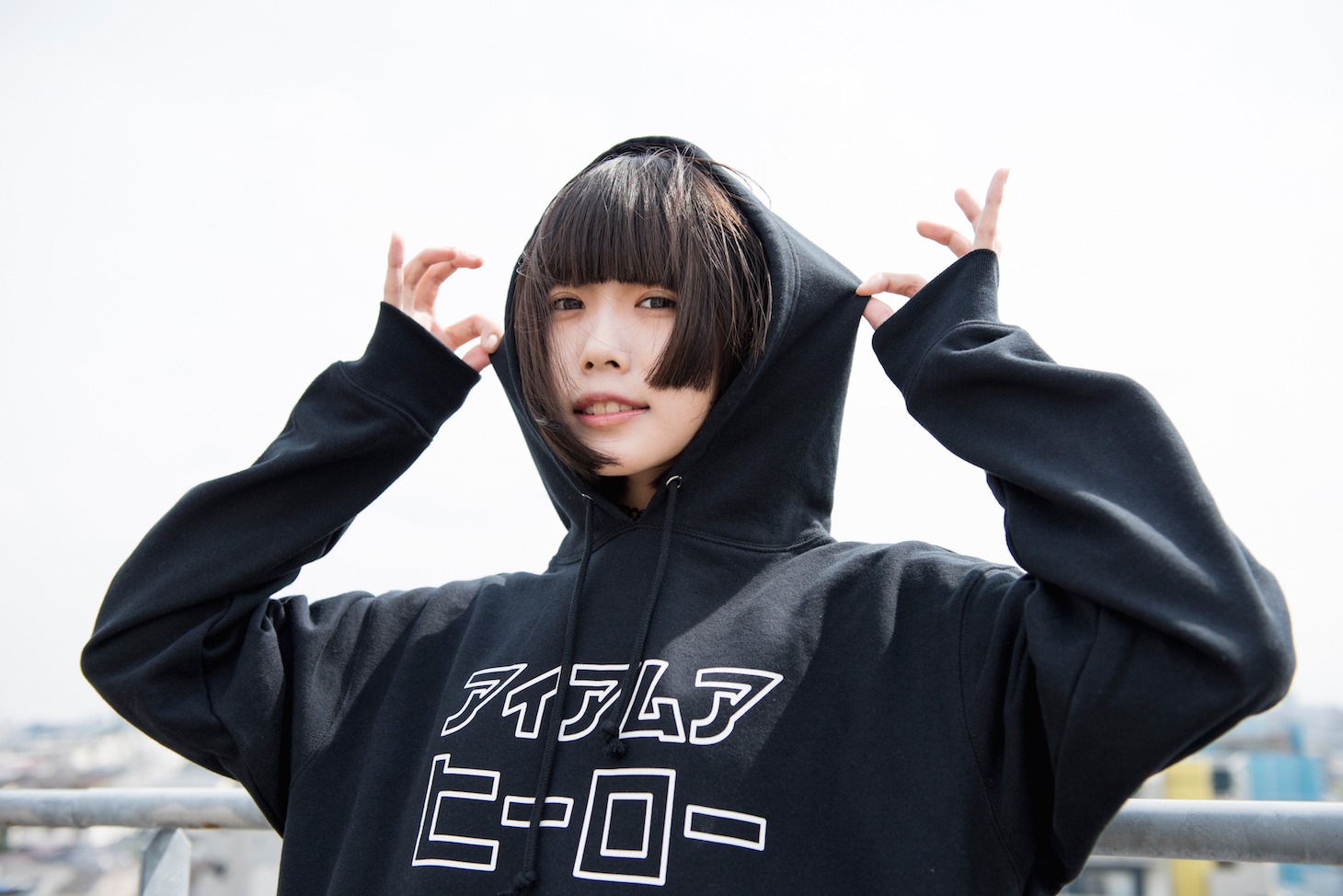 「アイアムアヒーロー『アイアムアヒーロー』パーカー」を着用したあの。