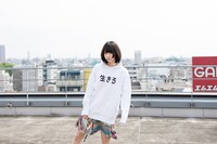 「アイアムアヒーロー『生きる』パーカー」を着用したあの。